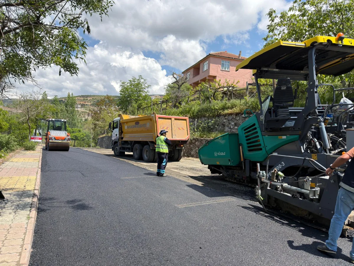 BÜYÜKŞEHİR BELEDİYESİ PÜTÜRGE MERKEZDEKİ YOLU ASFALTLA BULUŞTURDU