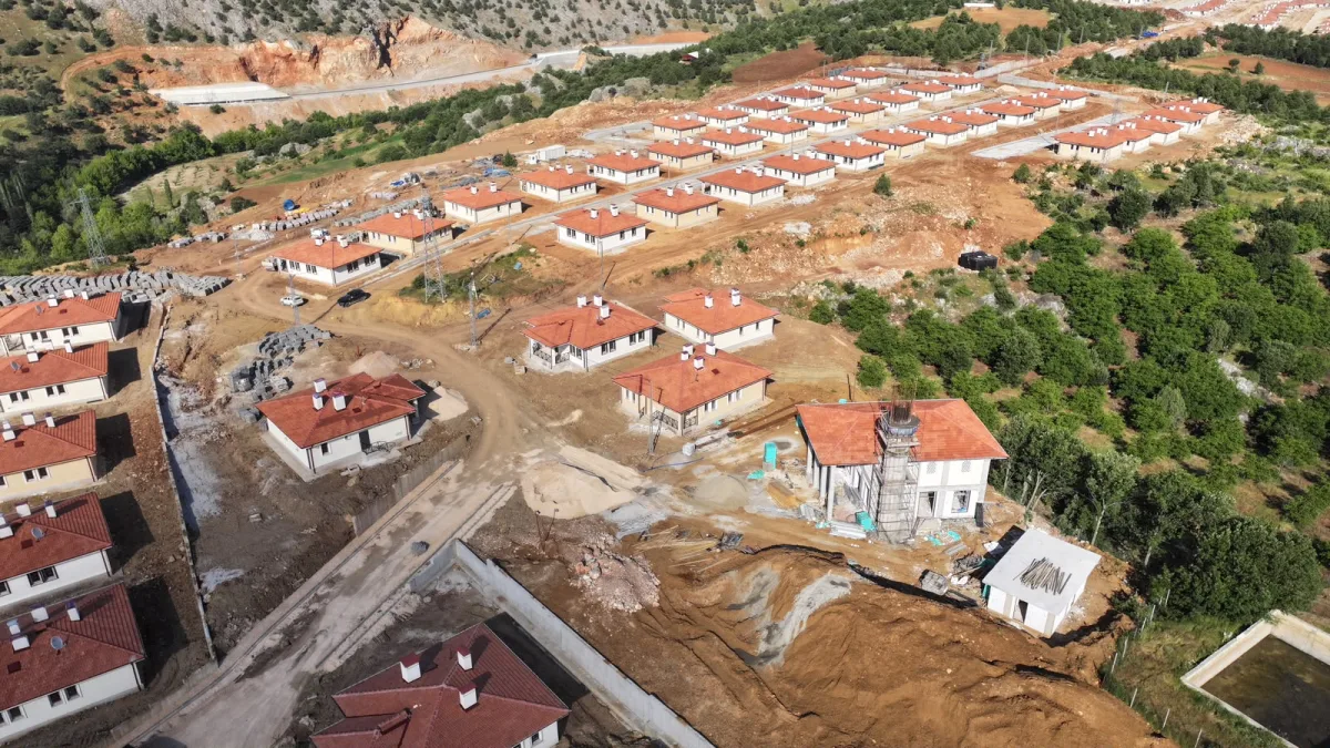 Başkan Er Doğanşehir' İlçesinde Deprem Konutlarını İnceleyip, Açılışlara Katıldı
