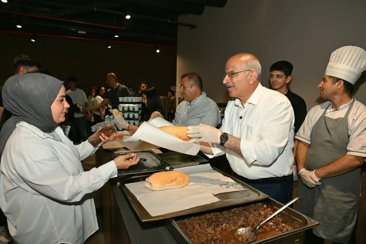 Başkan Er, Öğrencilere Yemek Dağıttı 
