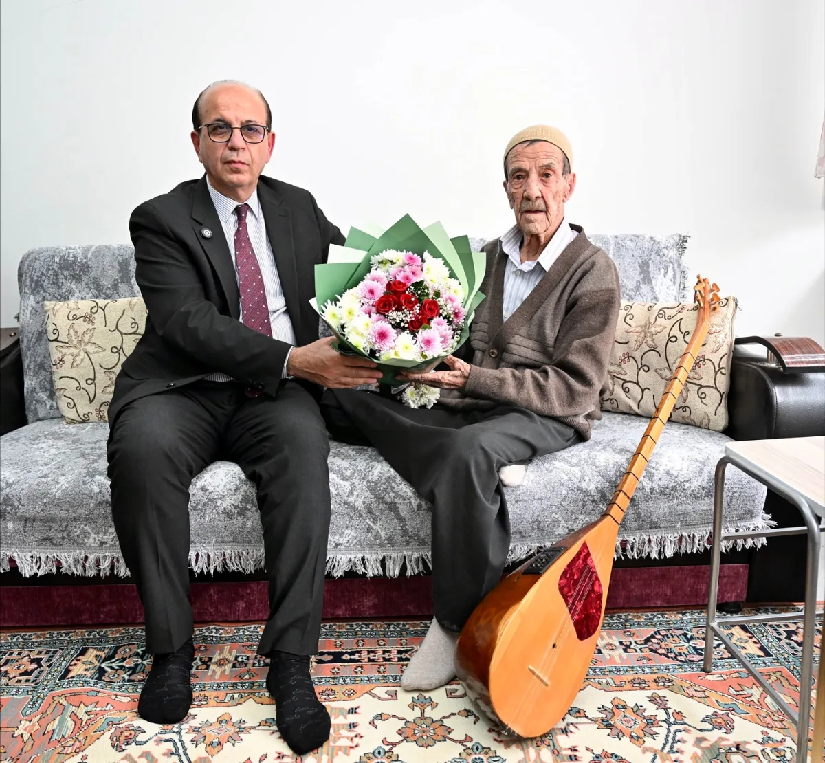 Başkan Geçit’ten Halk Ozanı Abuzer Aşkınses’e Vefa Ziyaret!
