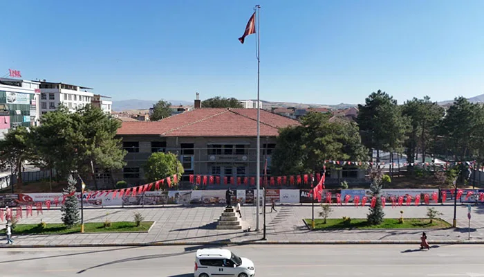 Başkan Şerifoğulları, Tarihi Öğretmenevi'nde Çalışmaları İnceledi