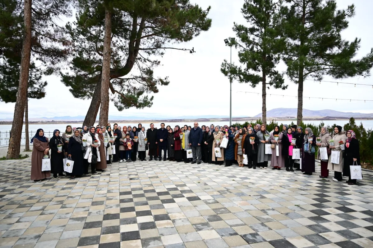 BAŞKAN TAŞKIN AK PARTİ KADIN KOLLARI MAHALLE BAŞKANLARI TOPLANTISINA KATILDI