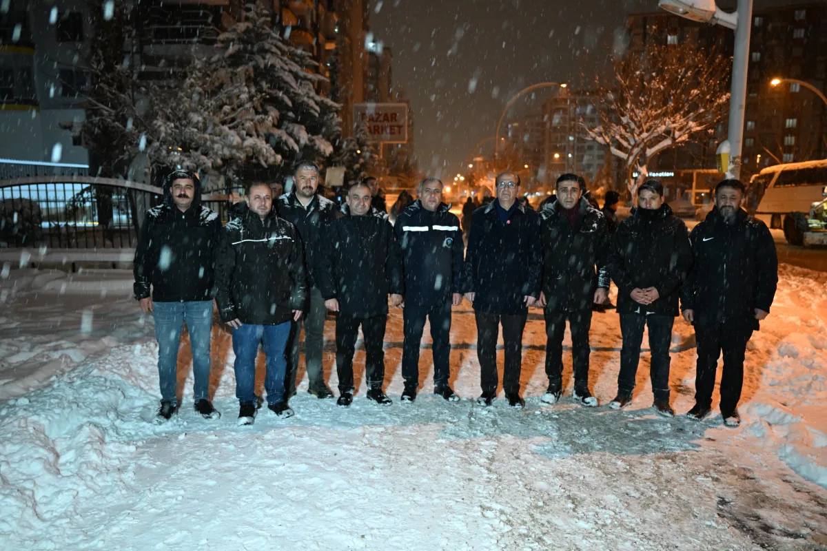 Başkan Geçit, Karla Mücadele Ekiplerini Gece Mesaisinde Yalnız Bırakmadı