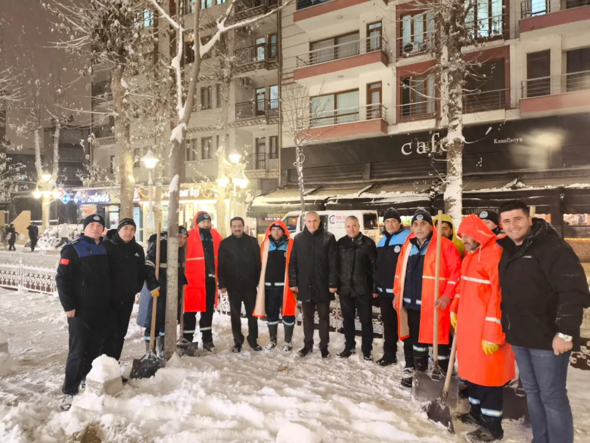 BATTALGAZİ BELEDİYESİ’NDEN BUZLANMAYA KARŞI GECE GÜNDÜZ TUZLAMA MESAİSİ