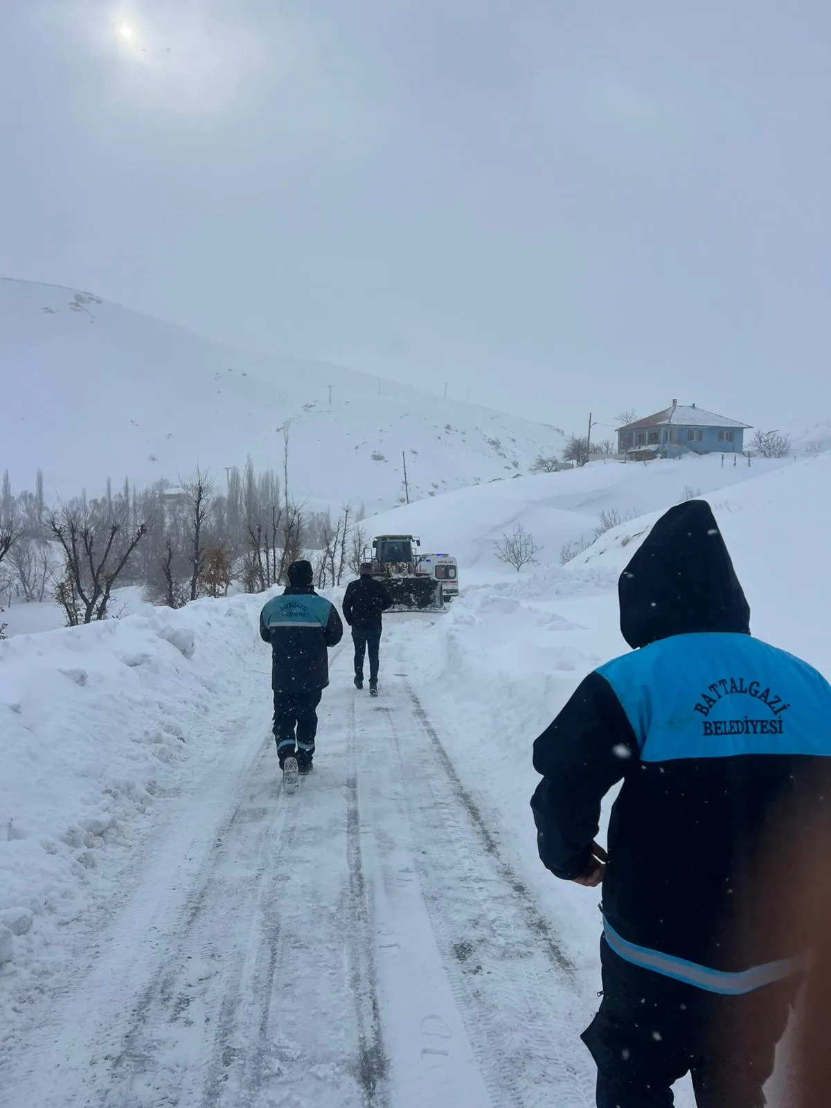 Battalgazi Belediyesi Ekipleri Sağlık Çalışanlarını İş Makinesiyle Hastaya Ulaştırdı