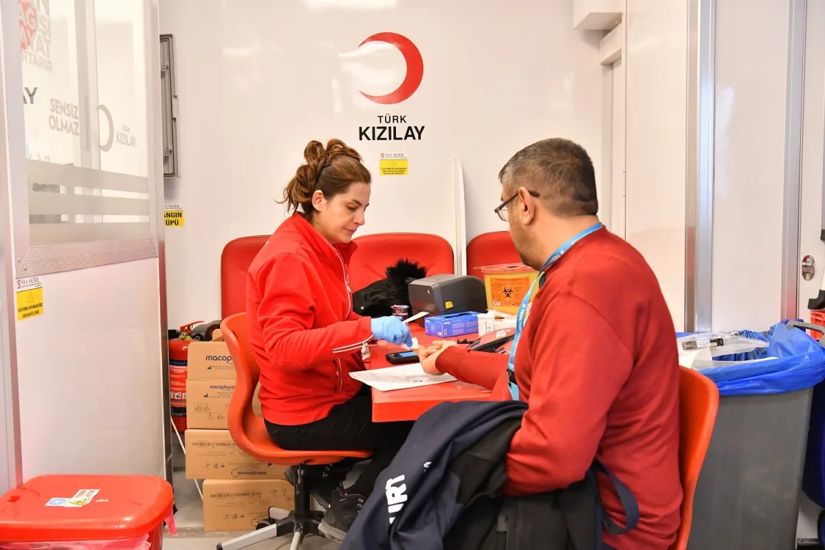 YEŞİLYURT BELEDİYESİ PERSONELİNDEN KIZILAY’A ANLAMLI DESTEK!