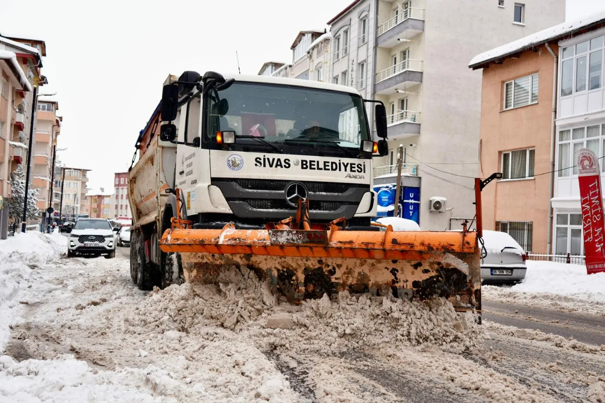 SİVAS’TA SON 20 YILIN EN YOĞUN KAR YAĞIŞINA KARŞI KESİNTİSİZ MÜCADELE
