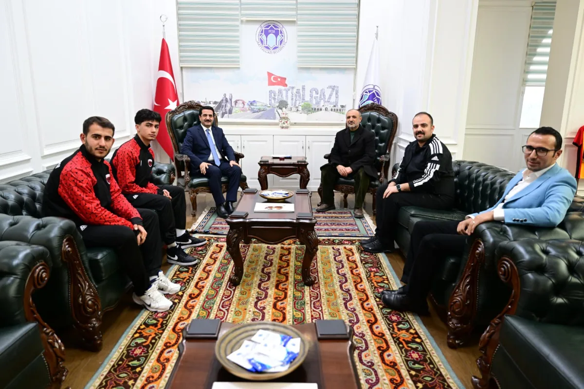BATTALGAZİ BELEDİYESPOR’UN MİLLİ GURURLARI BAŞKAN TAŞKIN’I ZİYARET ETTİ