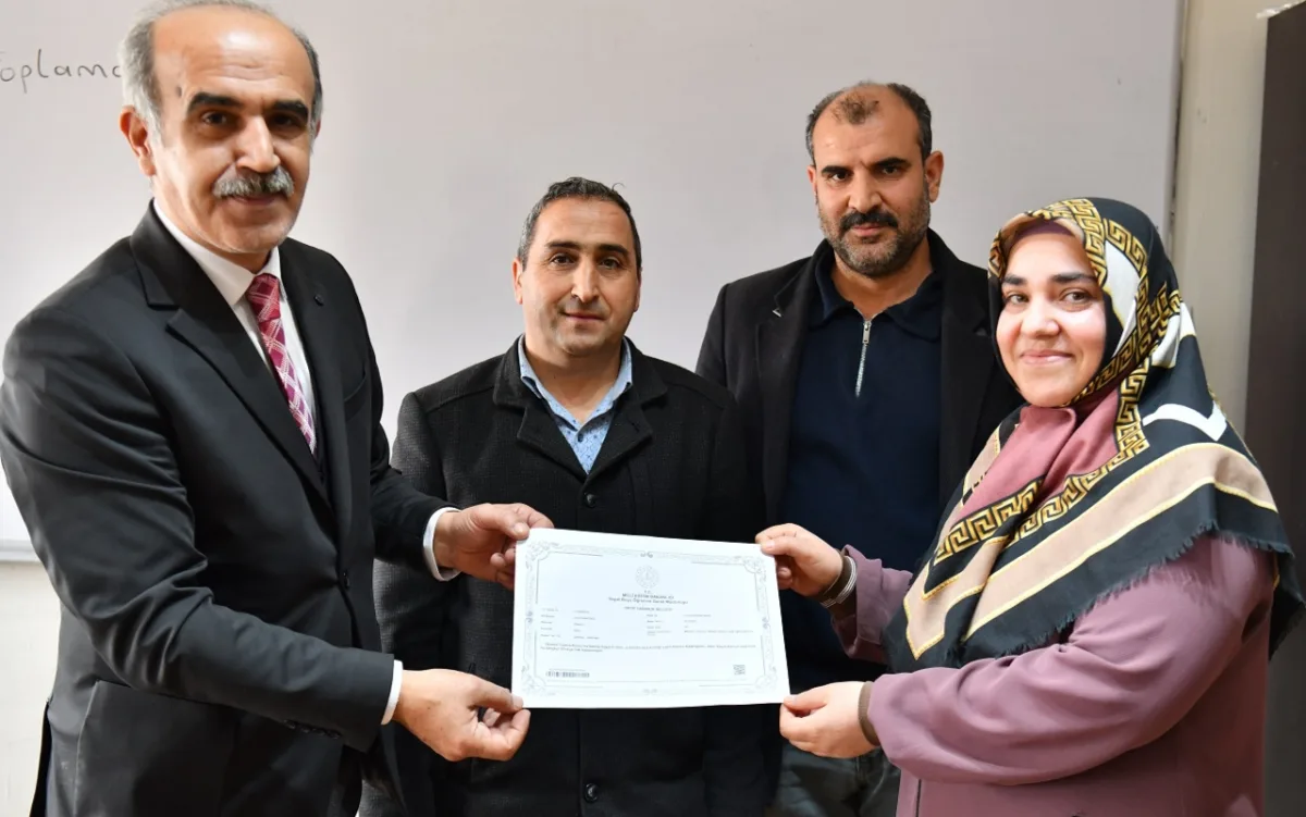 Topsöğüt’te Okuma Yazma Gururu: Kursiyerler Belgelerini Aldı