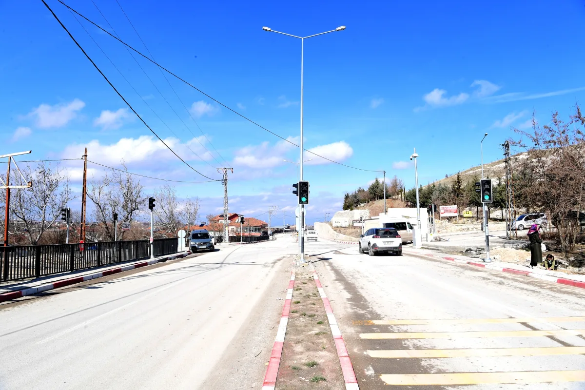 TRAFİĞİN YOĞUN OLDUĞU NOKTALARA SİNYALİZASYON SİSTEMİ KURULUYOR