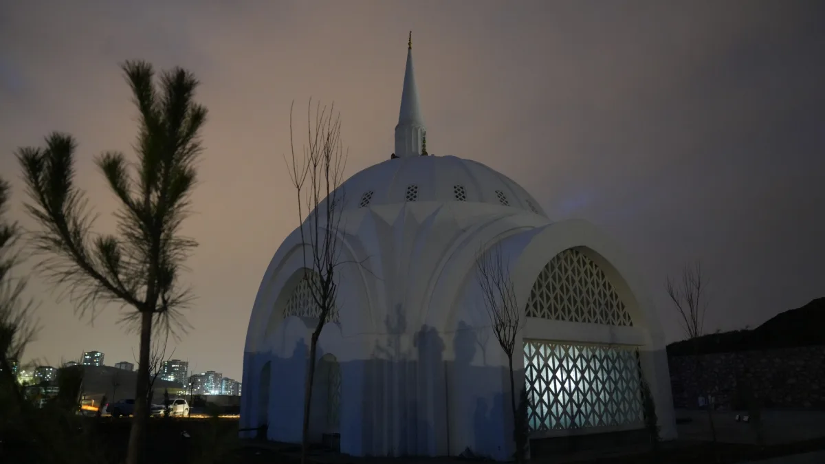 BATTALGAZİ’DE ÇAMURLU TOKİ CAMİ ÇEVRESİNDEKİ ÇALIŞMALAR TAMAMLANDI