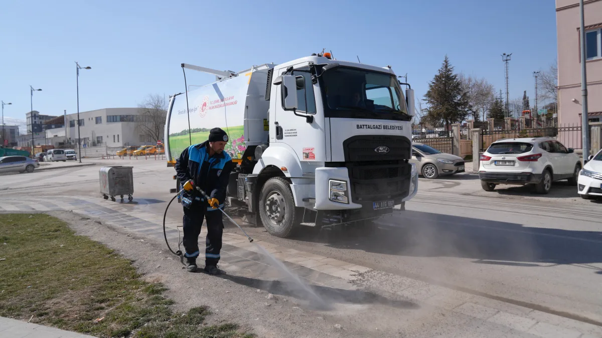 BATTALGAZİ’DE DERME DERESİ ÇEVRESİNDE TEMİZLİK VE YIKAMA ÇALIŞMASI