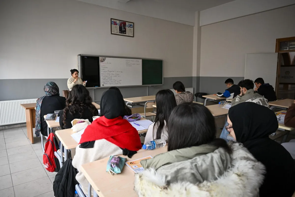 GENÇLERİN ÜNİVERSİTE HEDEFİNE  BÜYÜKŞEHİR BELEDİYESİ’NDEN DESTEK