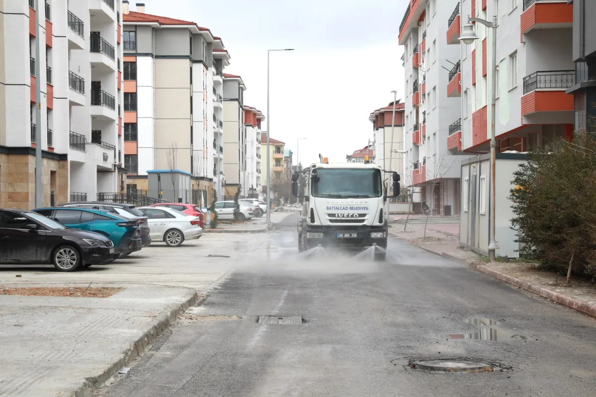 BATTALGAZİ’DE CADDE VE SOKAKLARDA TEMİZLİK ÇALIŞMASI