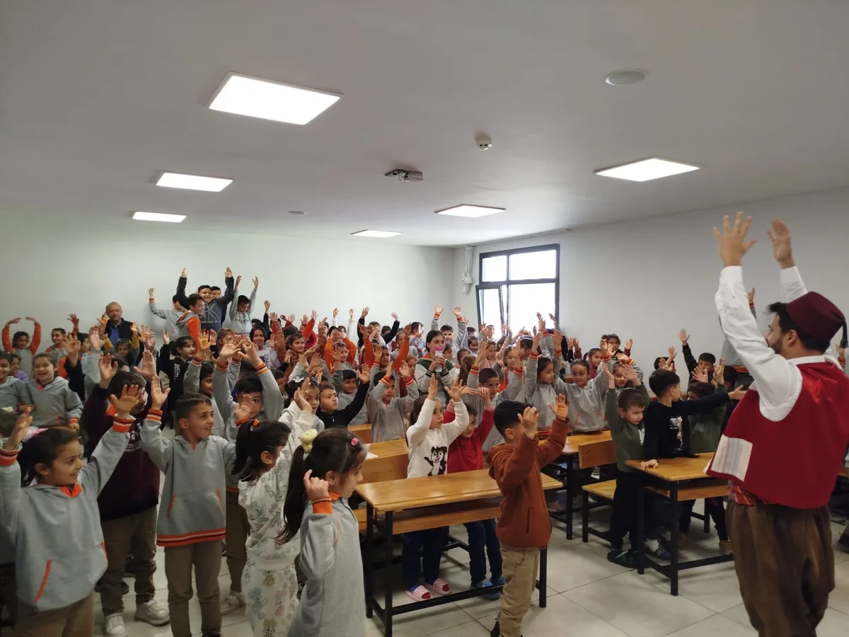 Büyükşehir Şehir Tiyatro Ekibi Öğrencilerle Buluştu
