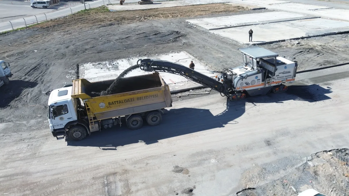 BATTALGAZİ’DE SÖKÜLEN ASFALT KIRSAL YOLLARDA DEĞERLENDİRİLİYOR