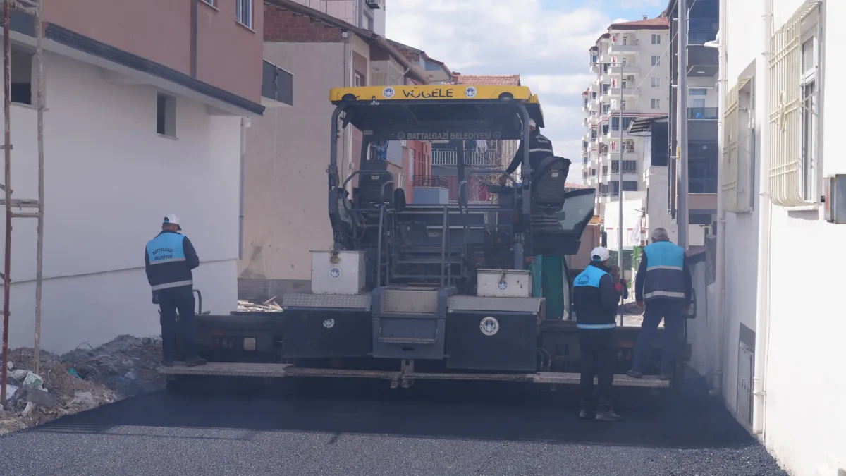 BATTALGAZİ’DE ASFALT ÇALIŞMALARI SÜRÜYOR