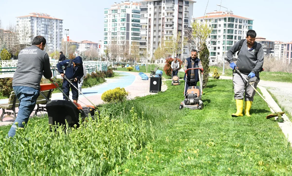 YEŞİLYURT’TA PARK VE YEŞİL ALANLAR YAZ SEZONUNA HAZIRLANIYOR