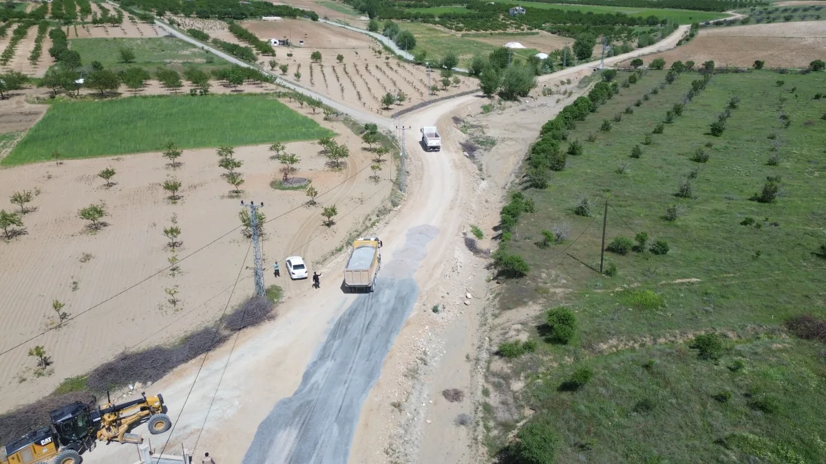 BATTALGAZİ’DE YOL DÜZENLEME ÇALIŞMALARI DEVAM EDİYOR