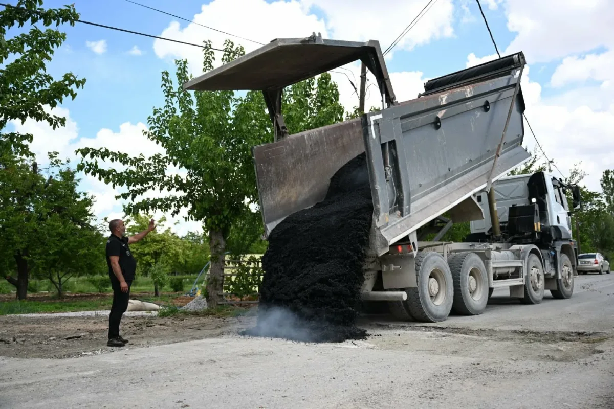 Yeşilyurt Belediyesi, Topsöğüt Mahallesi’nin Yollarını Yeniliyor