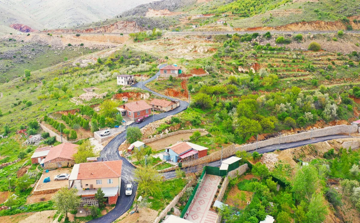 BÜYÜKŞEHİR BELEDİYESİ MULLAKASIM VE KOZLUK MAHALLELERİNİN YOLLARINI YENİLEDİ