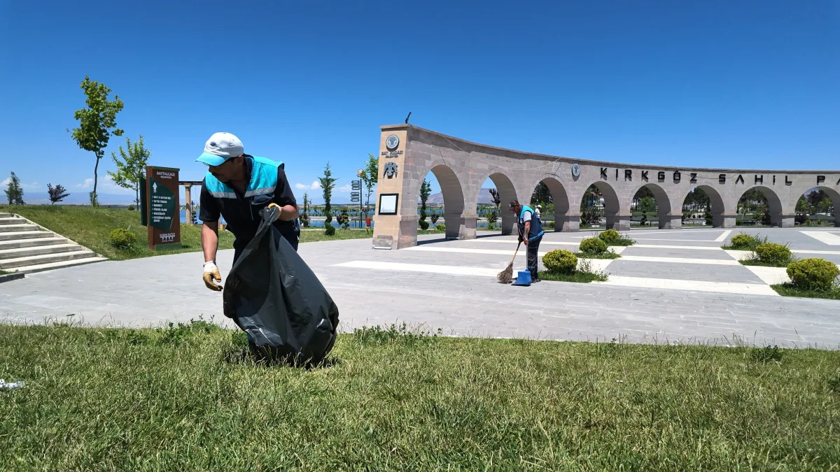 BATTALGAZİ BELEDİYESİ’NDEN KIRKGÖZ SAHİL PARKI’NDA TEMİZLİK ÇALIŞMASI