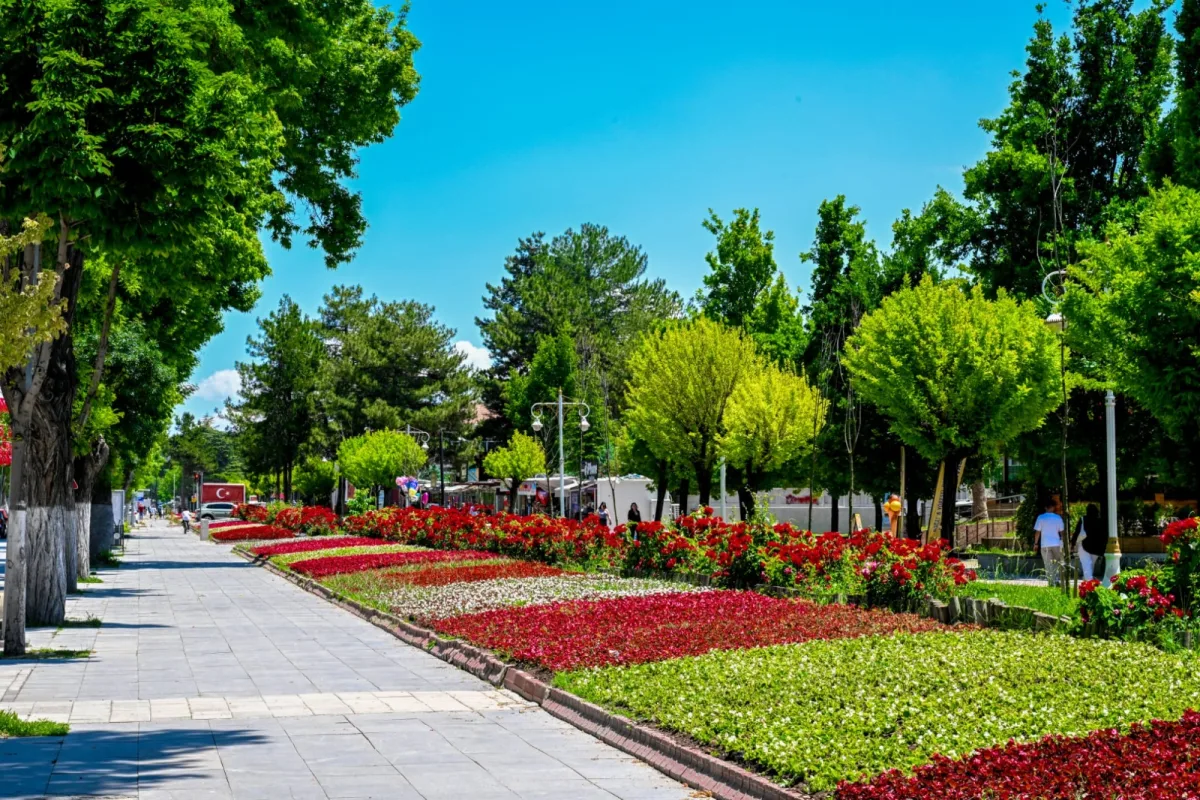 MALATYA’DA PARKLAR VE KAVŞAKLAR ÇİÇEKLERLE SÜSLENDİ  