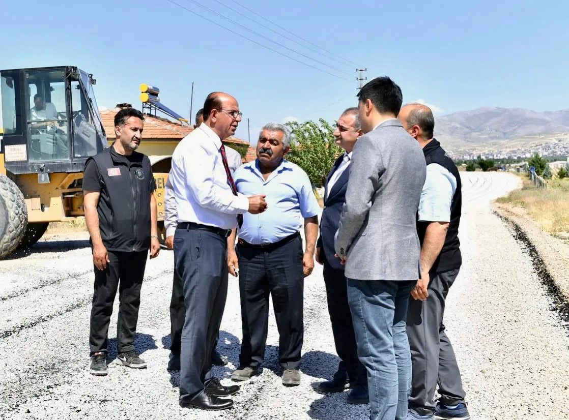 BAŞKAN GEÇİT; “YEŞİLYURT'TA KIRSAL MAHALLELERİN ULAŞIM KONFORU ARTIYOR” 