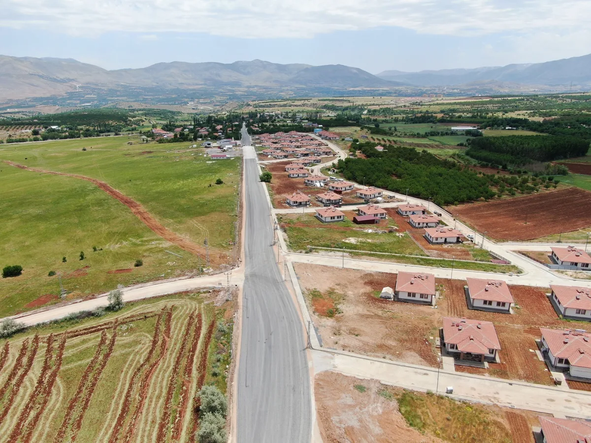 DOĞANŞEHİR YOLKORU ’DA TOZLU YOL TARİHE KARIŞTI 