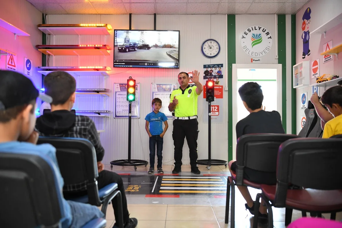 YEŞİLYURT BELEDİYESİ TRAFİK EĞİTİM PARKI'NDA 6 BİN 820 ÖĞRENCİYE UYGULAMALI TRAFİK EĞİTİMİ