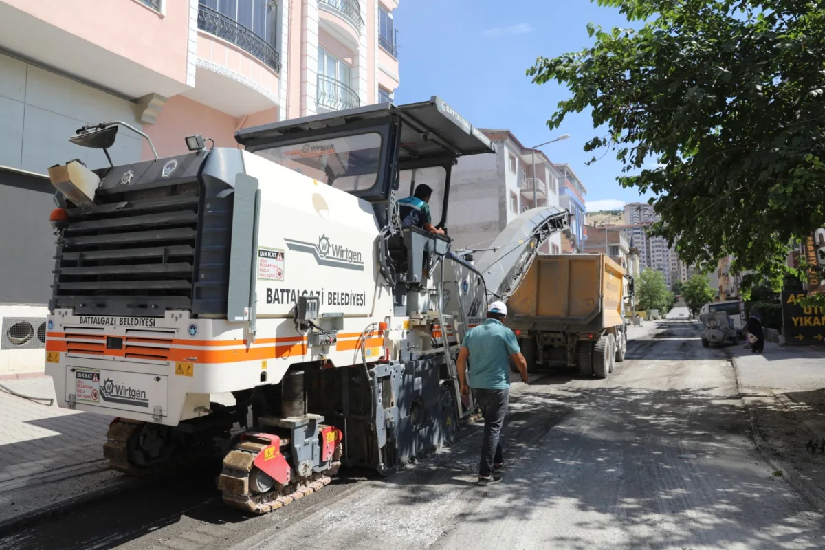 BATTALGAZİ'DE ASFALT MESAİSİ ARALIKSIZ SÜRÜYOR