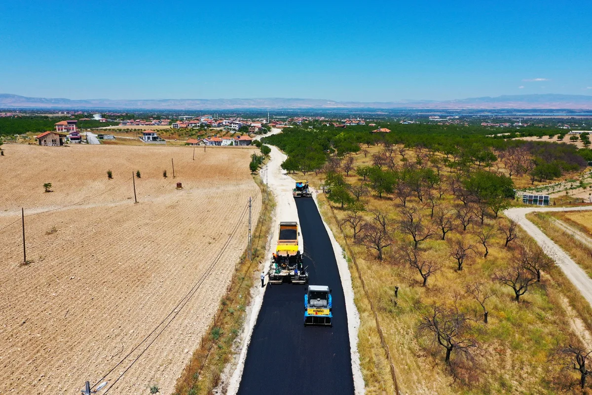 BÜYÜKŞEHİR’DE YOL ÇALIŞMALARI ARALIKSIZ SÜRÜYOR 