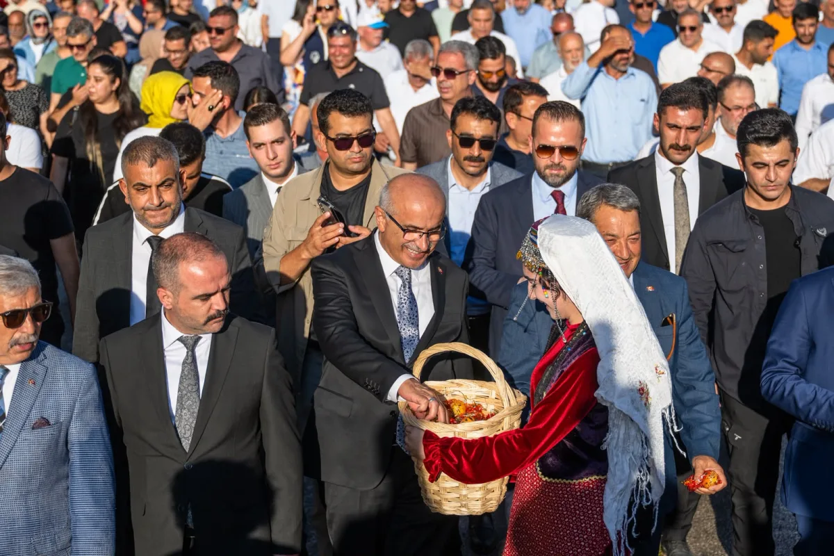 KAYISI FESTİVALİ KORTEJ YÜRÜYÜŞÜ COŞKUYLA YAPILDI 