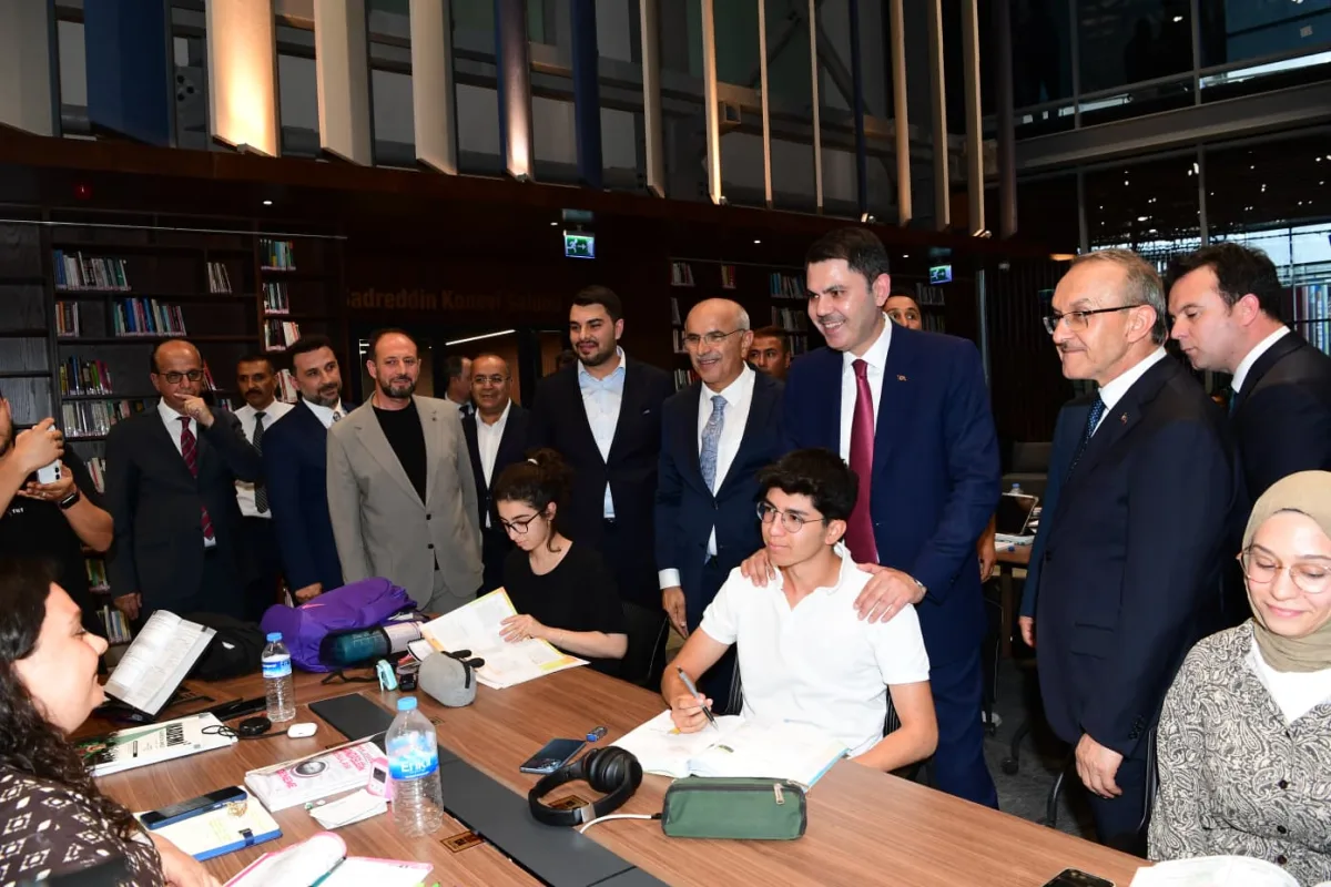 Bakan Murat Kurum, Şehir Kütüphanesi’ni gezdi 