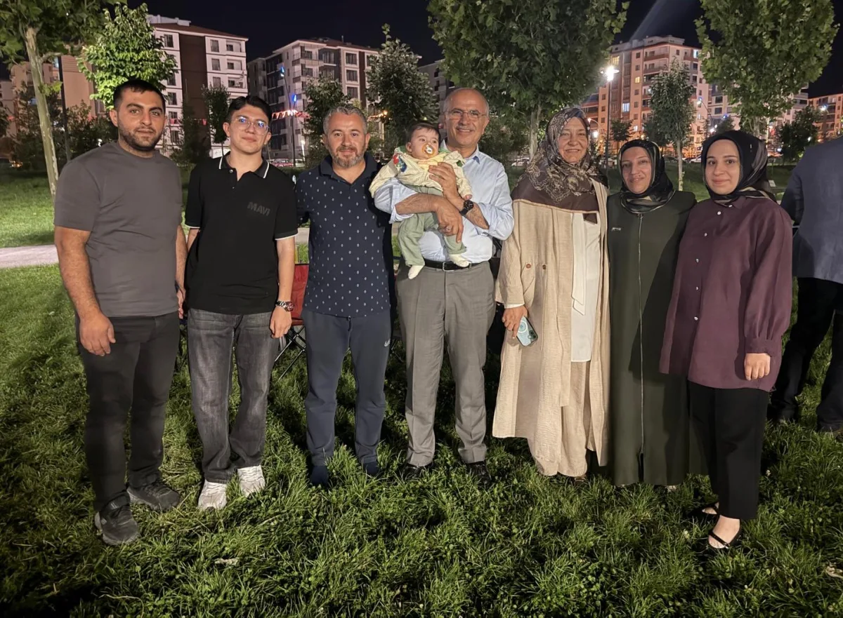 BAŞKAN ER YÜZÜNCÜ YIL KENT PARKI’NDA VATANDAŞLARLA BİR ARAYA GELDİ 