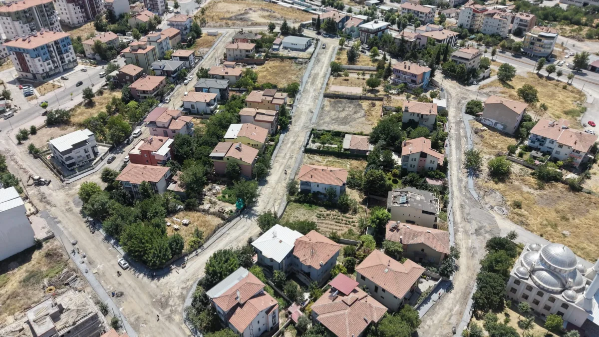 BATTALGAZİ’DE YOL ÇALIŞMALARI İLÇE GENELİNDE SÜRÜYOR