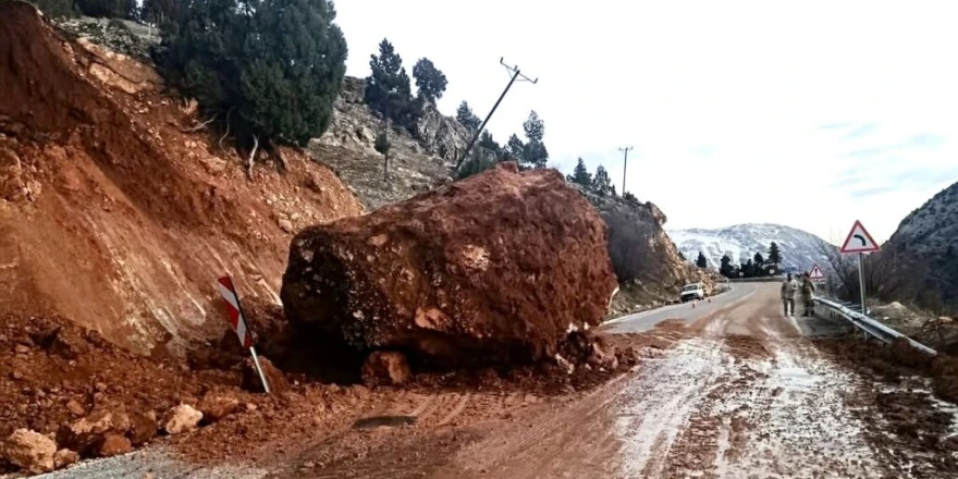 Doğanşehir’de Toprak Kayması Nedeniyle Yol Tek Şeride Düştü