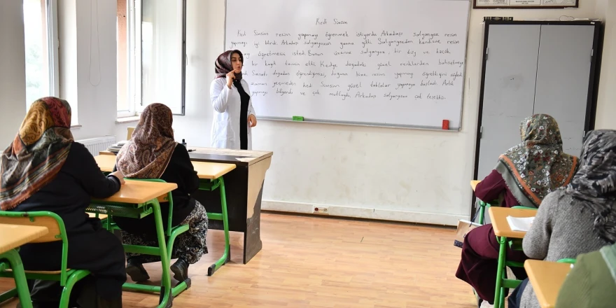 Topsöğüt’te Okuma Yazma Gururu: Kursiyerler Belgelerini Aldı